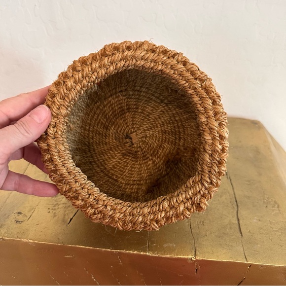 Vintage natural jute Handwoven plant/storage/decorative cuffed basket - Picture 4 of 8